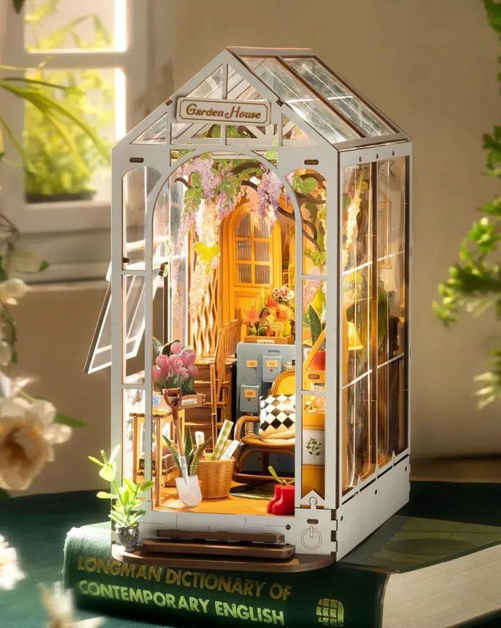 Rolife Book Nook Kit für Erwachsene DIY Miniature House mit LED-Licht für Buchstütze Bibliothek Büch