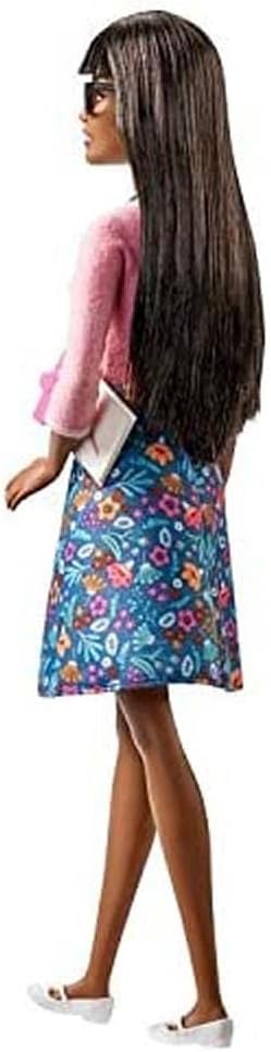 Barbie Berufe Lehrer Puppe Braun mit 10 Lernzubehör, einschliesslich Rotierender Globus und Laptop,