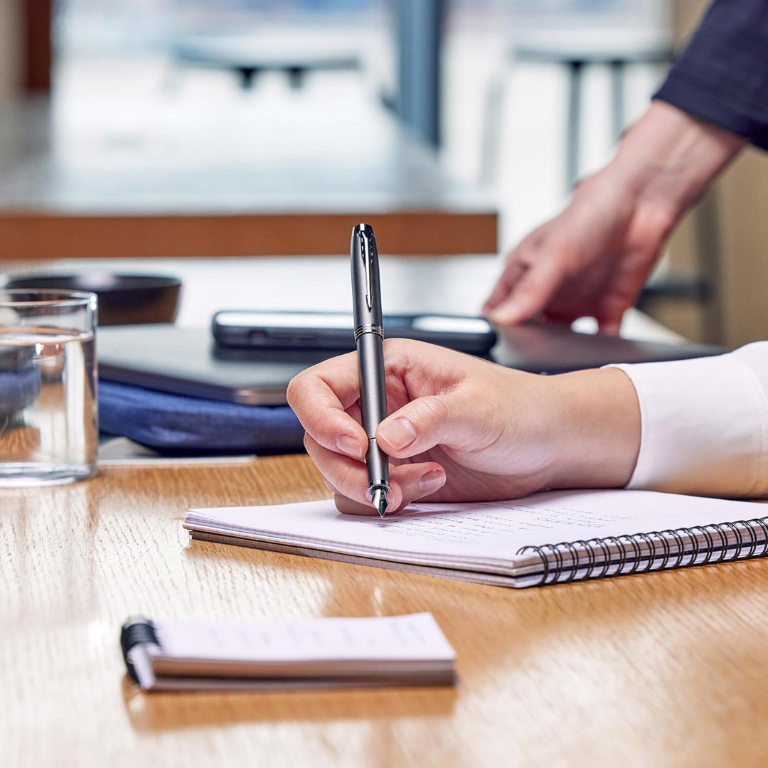 Parker IM Monochrome Füller | Oberfläche und Zierteile in Dunkelgrau-Metallic | Füllfederhalter mit