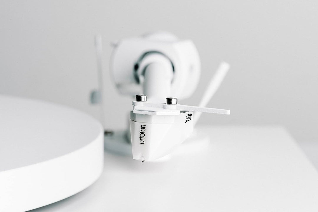Pro-Ject Debut PRO White, Special Edition Plattenspieler mit Carbon-Aluminium-Hybrid-Tonarm, elektro