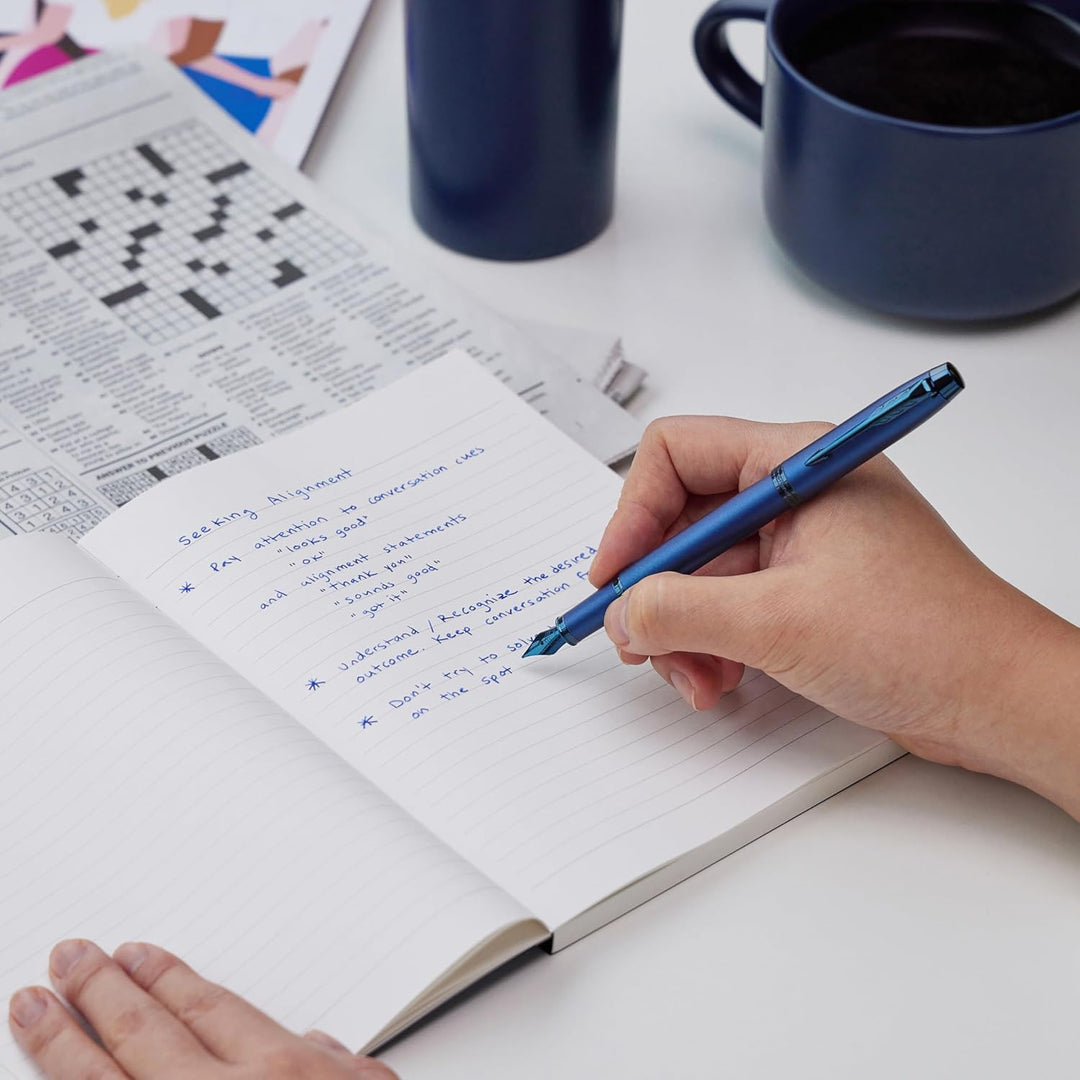 Parker IM Monochrome Füller | Oberfläche und Zierteile in Blau | Füllfederhalter mit mittlerer Feder