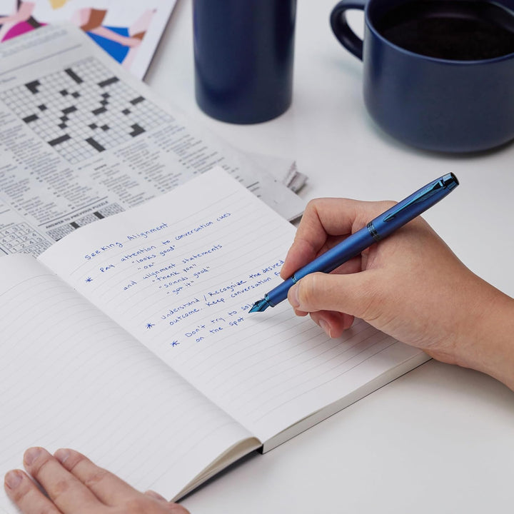 Parker IM Monochrome Füller | Oberfläche und Zierteile in Blau | Füllfederhalter mit mittlerer Feder