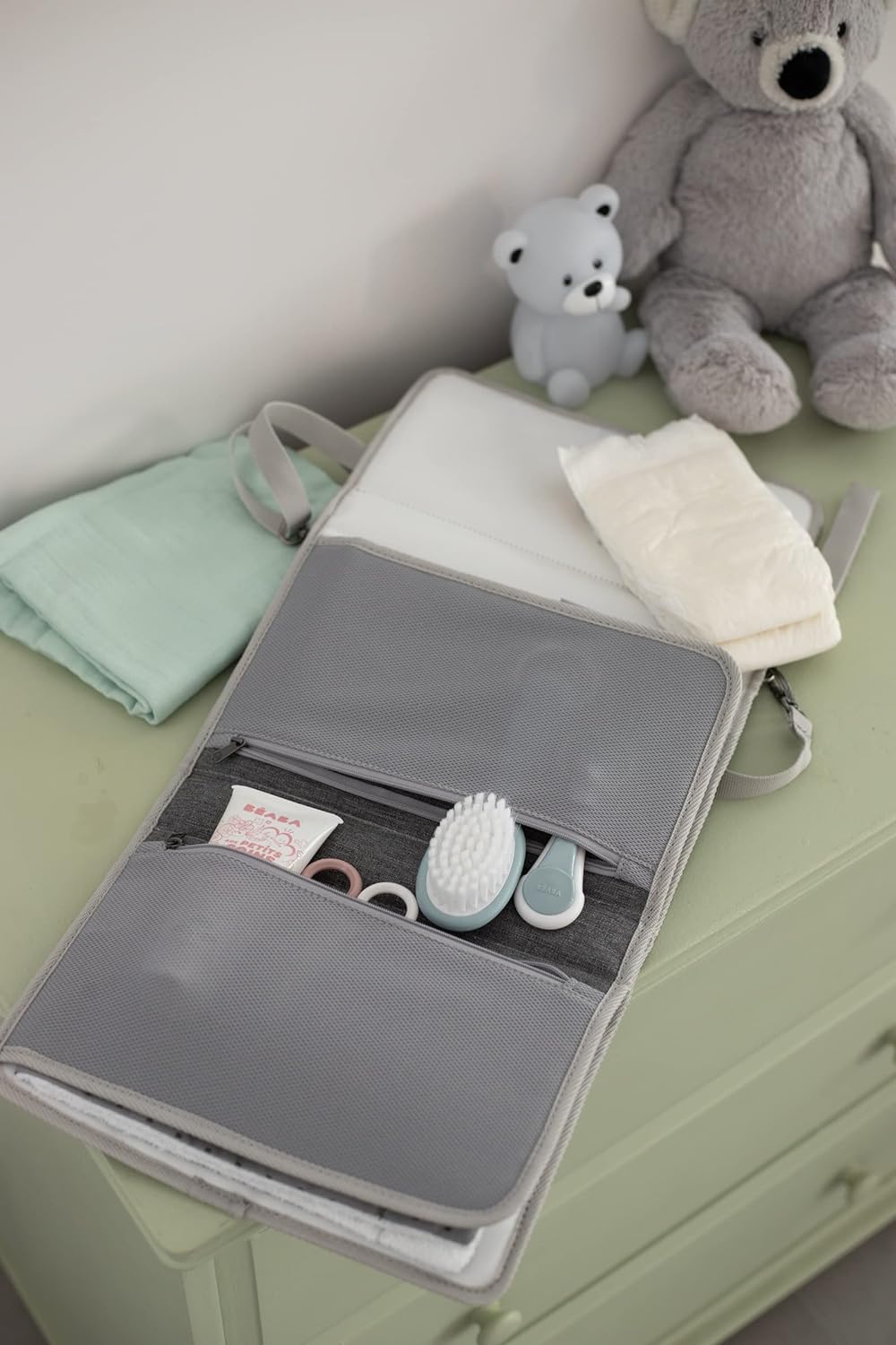 BÉABA, Baby Wickeltasche, Wickelunterlage aus 100% Baumwolle, für unterwegs, mit Fächern für Windeln