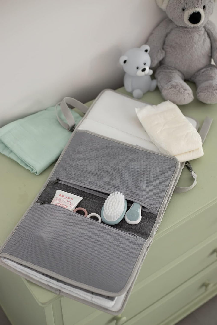 BÉABA, Baby Wickeltasche, Wickelunterlage aus 100% Baumwolle, für unterwegs, mit Fächern für Windeln