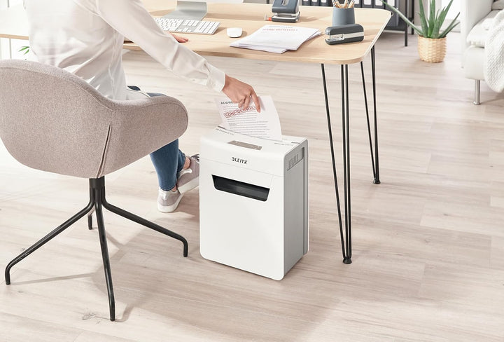 Leitz IQ 4M Premium Aktenvernichter P5 fürs Büro und Zuhause, Mikroschnitt, 4 Blatt, 14l-Abfallbehäl