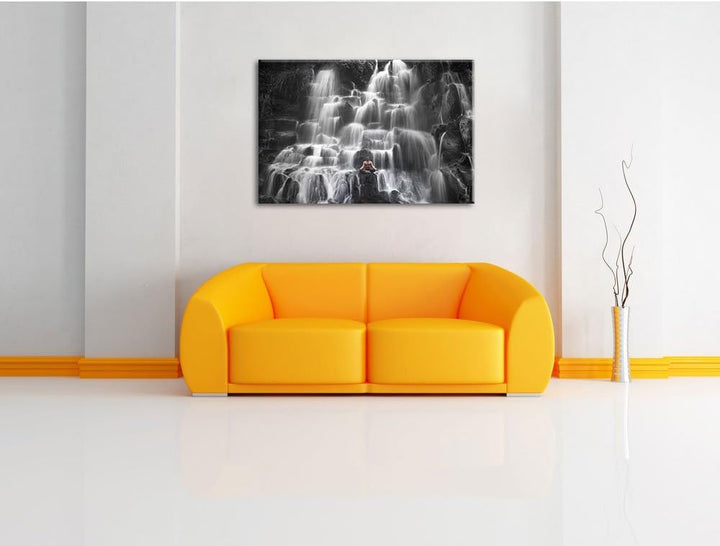 Pixxprint Yoga am Wasserfall in Bali als Leinwandbild/Grösse: 100x70 cm/Wandbild/Kunstdruck/fertig b