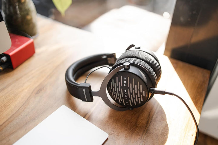 beyerdynamic DT 1990 PRO Over-Ear-Studiokopfhörer in schwarz. Offene Bauweise, steckbares Kabel Sing