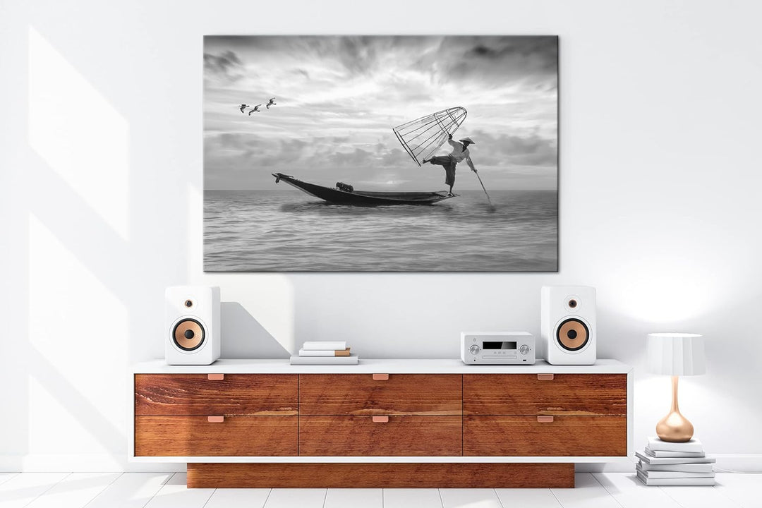 deyoli verspielter Fischer auf seinem Boot Effekt: Schwarz&Weiss Format: 80x60 als Leinwandbild, Mot