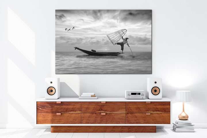 deyoli verspielter Fischer auf seinem Boot Effekt: Schwarz&Weiss Format: 80x60 als Leinwandbild, Mot