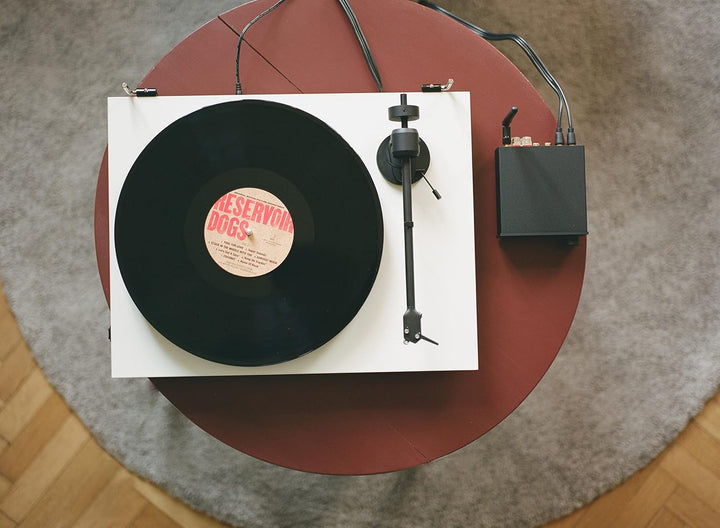Pro-Ject E1 BT, Plug & Play Einsteiger Plattenspieler mit OM5e System, BT Sender, schaltbarer Phono