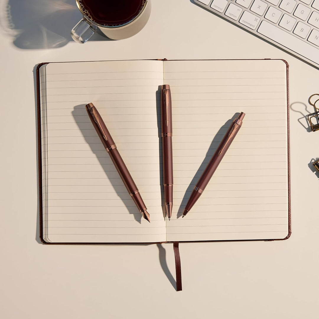 PARKER IM Monochrome Füllfederhalter | blaue Tinte | Oberfläche und Zierteile in Burgunderrot | medi