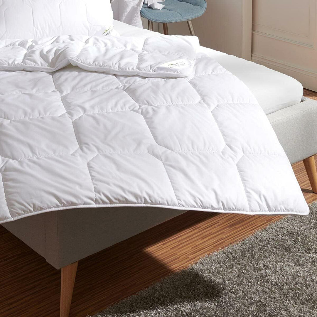 Traumschlaf Thinsulate Bettdecke warm, Füllung: 100% 3M Thinsulate Faser klimaregulierend für Allerg