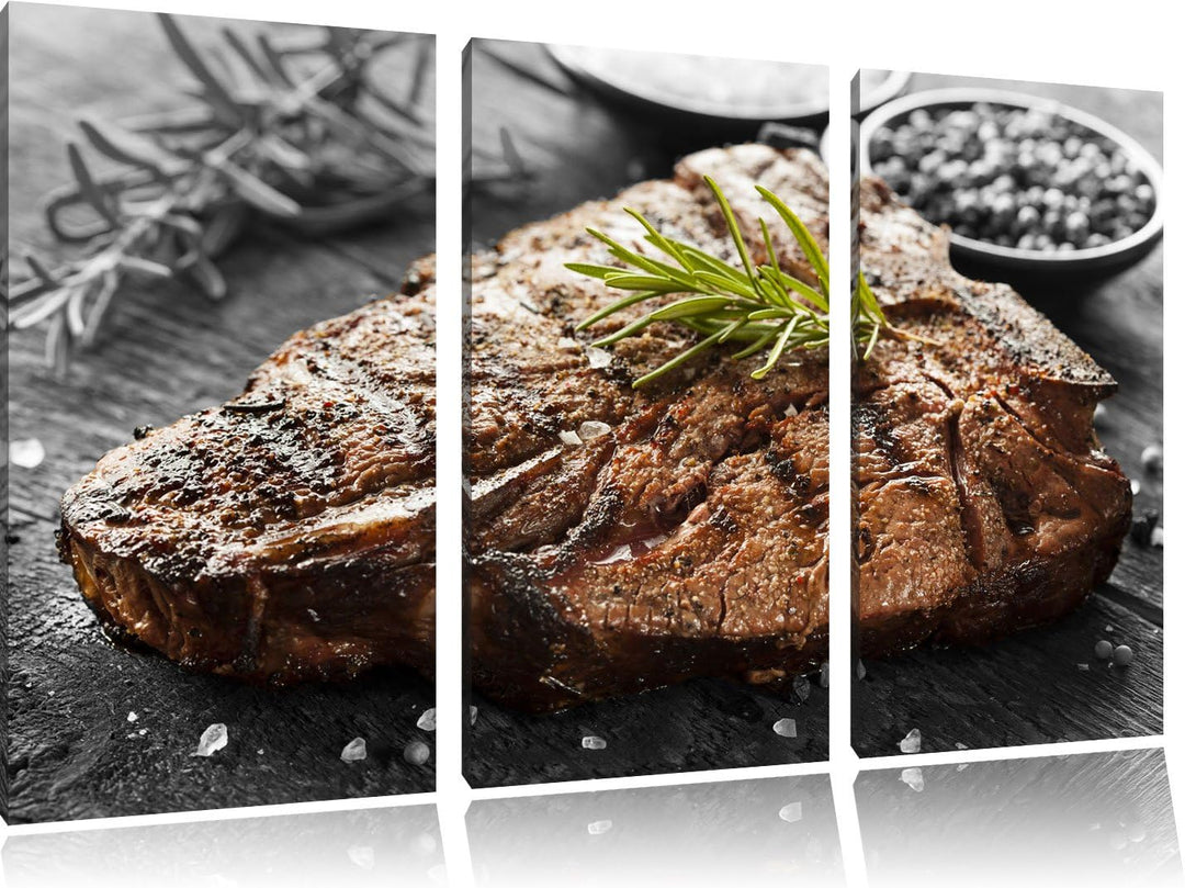 Gebratenes Steak mit Rosmarin schwarz/weiss 3-Teiler Leinwandbild 120x80 Bild auf Leinwand, XXL ries