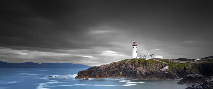 Glasbild Panorama | Wandbild aus Echtglas | Leuchtturm an traumhaft Meer | 100x40 cm | inkl. Aufhäng