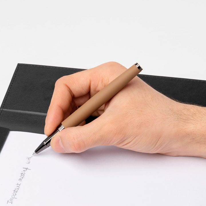 Hugo Boss Loop Iconic Tintenroller aus Messing und Gummi in der Farbe Camel, Länge: 14,6cm, Tintenfa