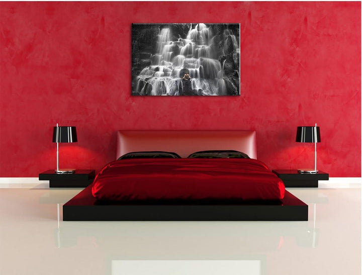 Pixxprint Yoga am Wasserfall in Bali als Leinwandbild/Grösse: 100x70 cm/Wandbild/Kunstdruck/fertig b