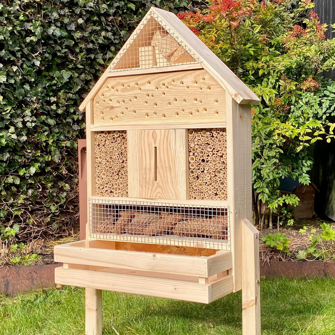 GARTENETAGE Stehendes Insektenhotel XXL mit Pflanzenoase/Naturbelassenes, massives Insektenhaus Gros