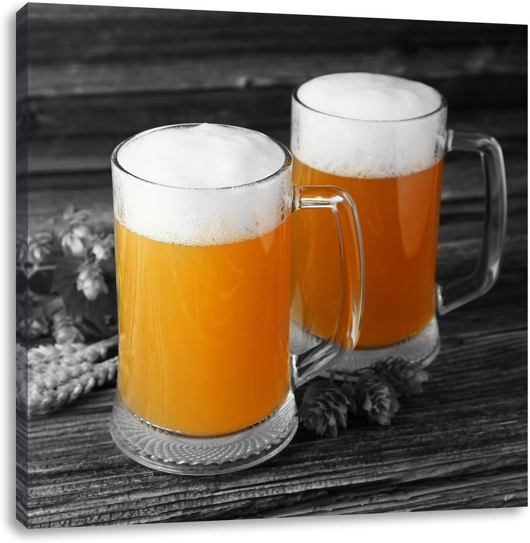 Pixxprint Zwei Biergläser Hefeweizen mit Hopfen auf Holztisch schwarz/weiss, Format: 70x70 auf Leinw