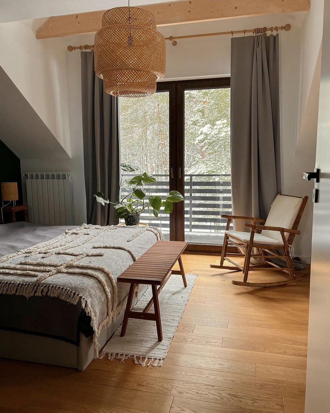 Garten Schaukelstuhl Bambus hellbraun mit Armlehnen Auflage weiss Boho Frigole