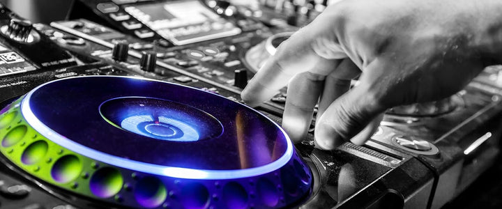 Glasbild Panorama | Wandbild aus Echtglas | DJ bei der Arbeit am Plattenteller | 100x40 cm | inkl. A