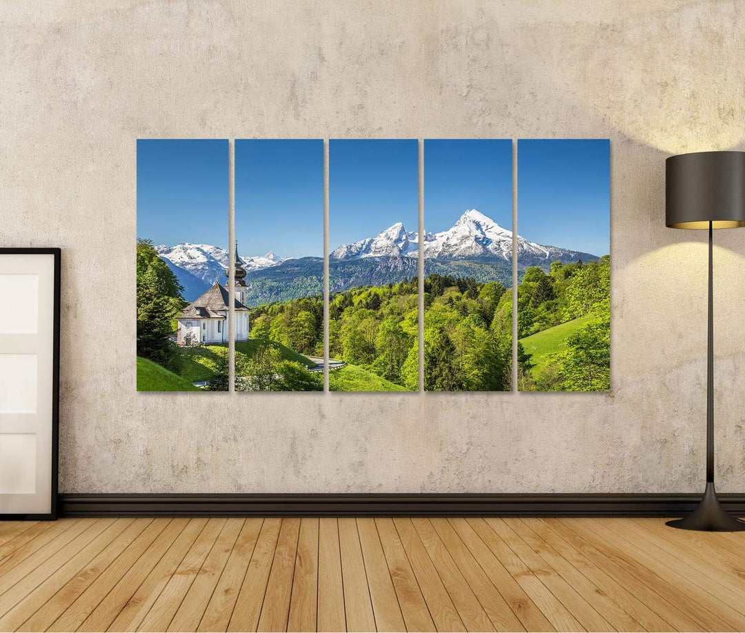 Bild Bilder auf Leinwand Schöne Berglandschaft in den bayerischen Alpen mit Wallfahrtskirche Maria G