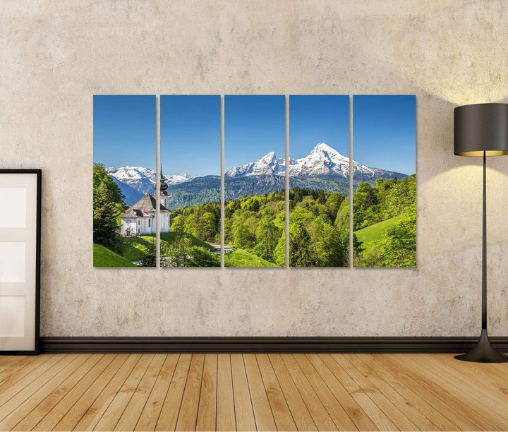 Bild Bilder auf Leinwand Schöne Berglandschaft in den bayerischen Alpen mit Wallfahrtskirche Maria G