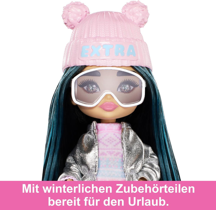 Barbie Extra Minis - Reisepuppe mit Accessoires für einen winterlichen Urlaub, inklusive Puppenständ