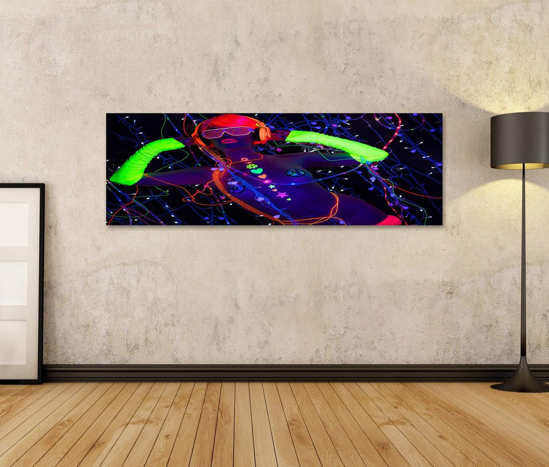 islandburner Bild auf Leinwand Fantastisches Video Von Sexy Cyber Raver Frau Gefilmt In Fluoresziere