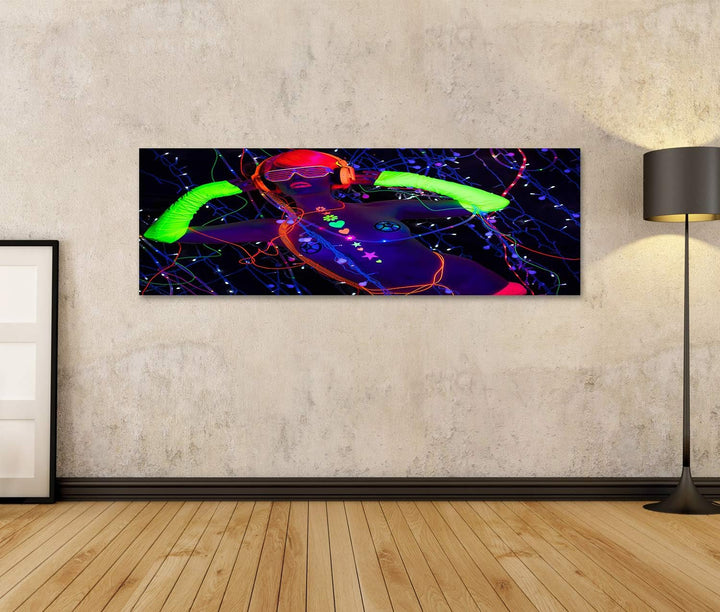 islandburner Bild auf Leinwand Fantastisches Video Von Sexy Cyber Raver Frau Gefilmt In Fluoresziere