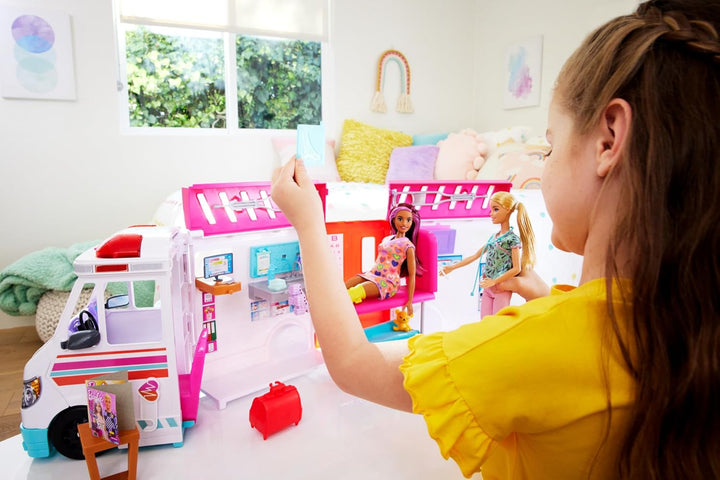 Barbie 2-in-1-Krankenwagen Spielset, Rettungswagen mit Lichtern und Geräuschen, umwandelbar in Pfleg