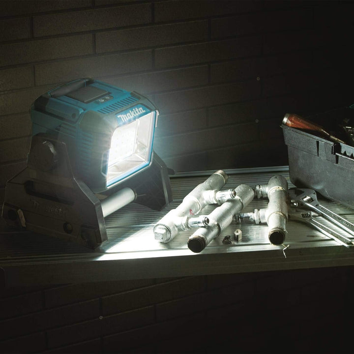 Makita DML811/1 110V / 14,4V / 18V Li-ion LXT Arbeitsleuchte - Batterien und Ladegerät nicht im Lief