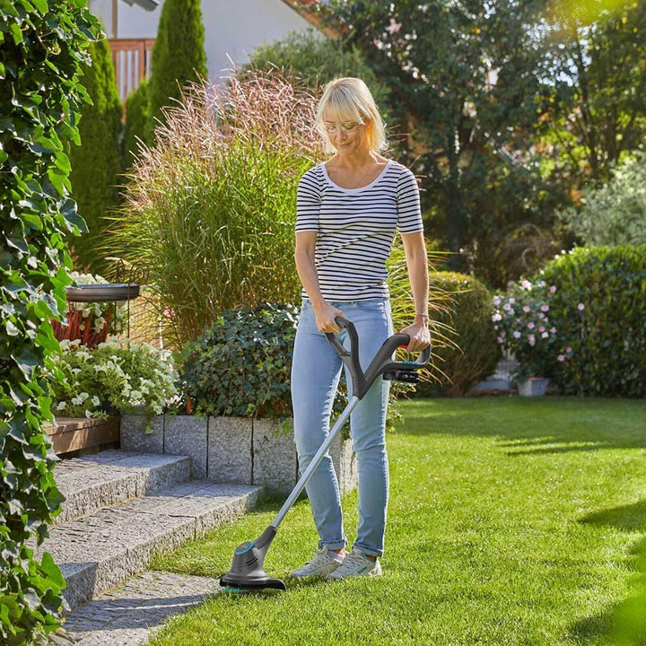 Gardena Akku-Trimmer SmallCut 23/18V P4A ohne Akku: Rasentrimmer mit 230 mm Schnittkreis, ergonomisc