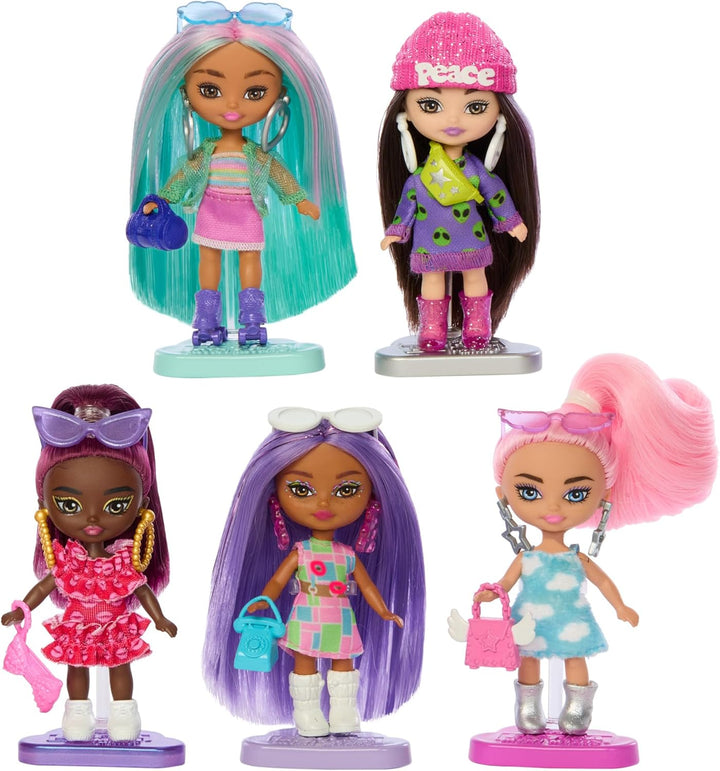 BARBIE Extra Mini Minis Set - 5 kleine Puppen mit Puppenständern, bunt, modisch und vielfältige Acce