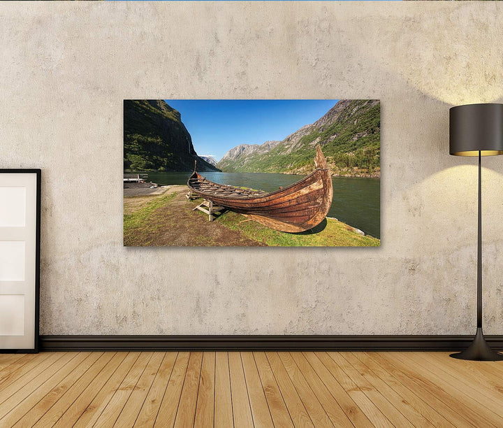 islandburner Bild auf Leinwand Altes Wikingerboot Im Dorf Gudvangen Bei Flam Norwegen Bilder Wandbil