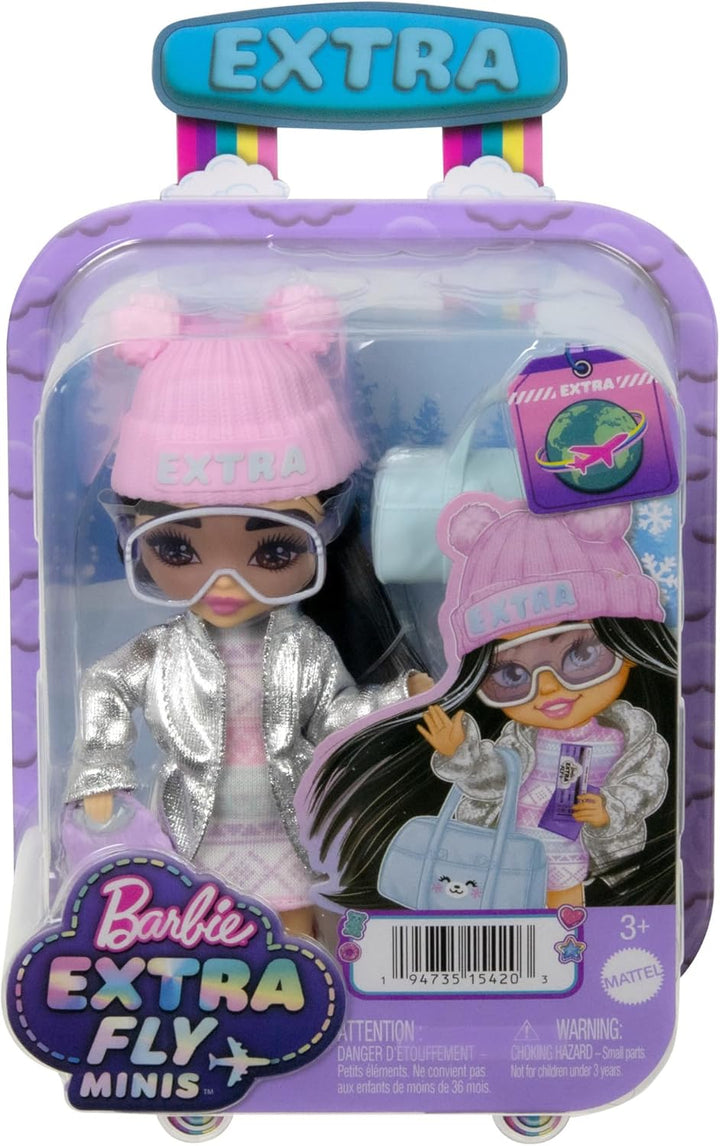 Barbie Extra Minis - Reisepuppe mit Accessoires für einen winterlichen Urlaub, inklusive Puppenständ