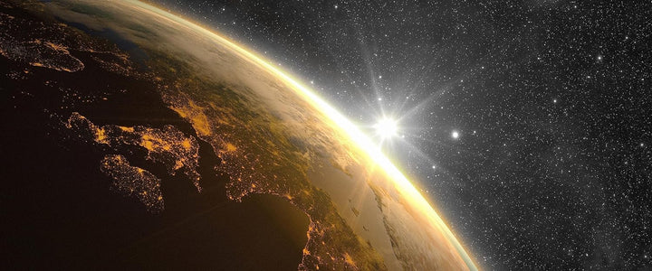 Glasbild Panorama | Wandbild aus Echtglas | Die Sonne und Erde im Weltall | 100x40 cm | inkl. Aufhän