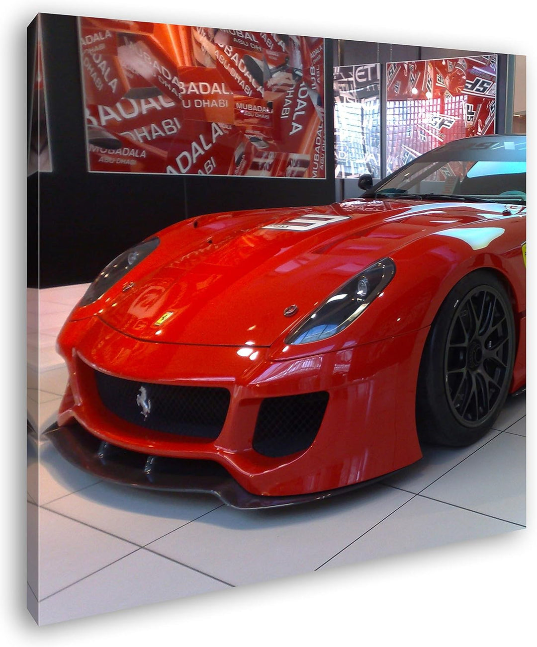 deyoli Roter Ferrari in Einer Ausstellung Format: 70x70 als Leinwandbild, Motiv fertig gerahmt auf E