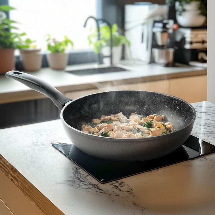 Stoneline Made in Germany Schmorpfanne 24 cm, hoher Rand, Induktion, hohe Pfanne für öl- und fettfre