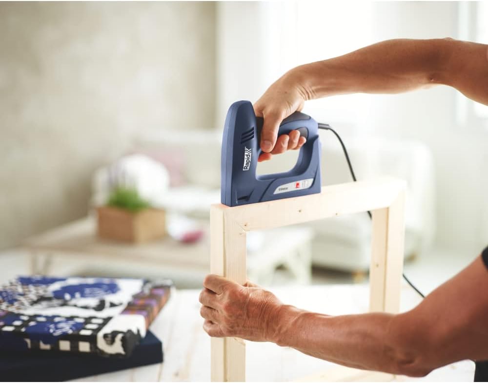Rapid Elektrotacker ESN530 für Holz und Stoffe, Flache Front, Softgrip, für Klammern Typ 53, 6-14mm
