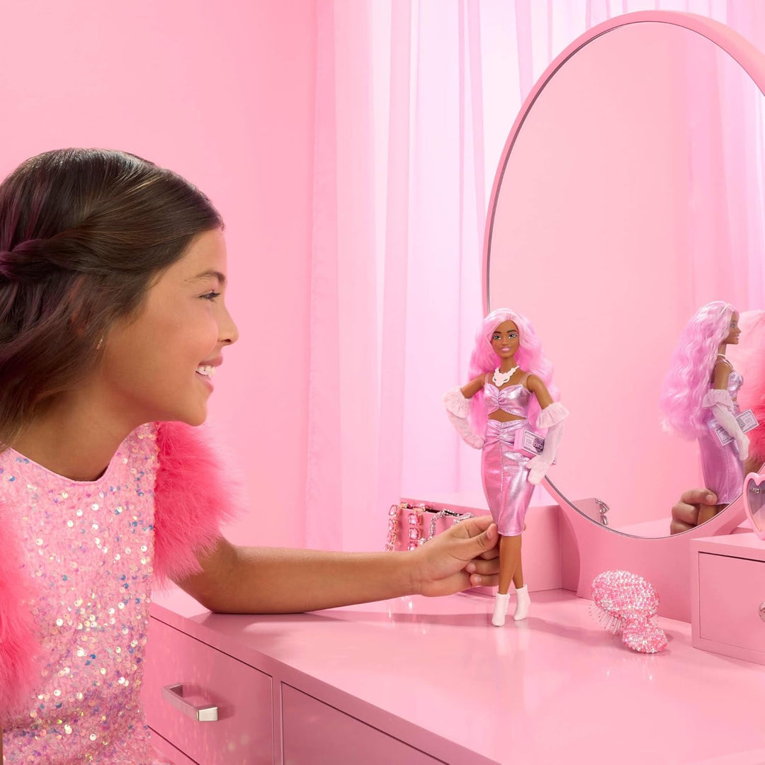 Barbie Deluxe Style-Puppe Nr. 1 mit Barbiecore-Outfit, rosafarbenen Haaren und glänzendem rosa Kleid
