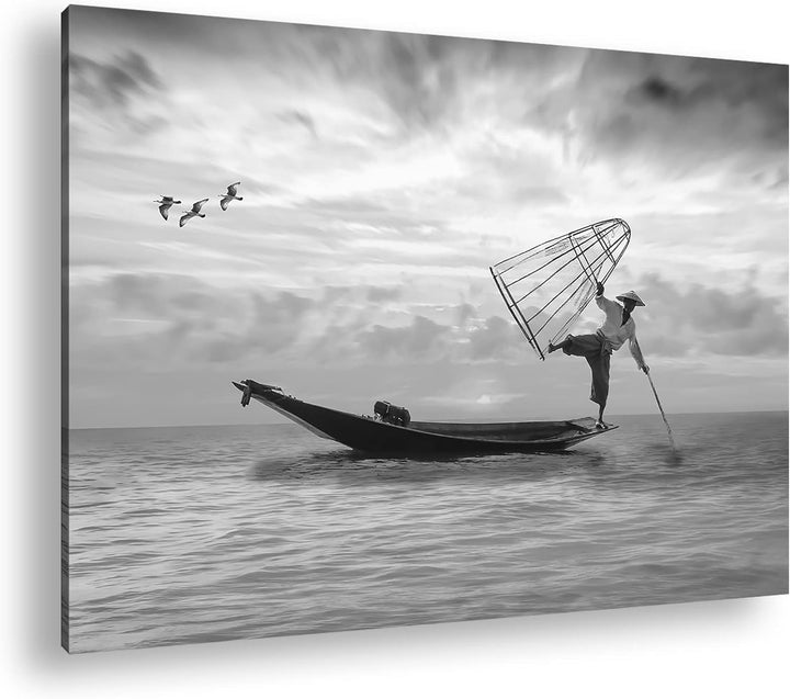 deyoli verspielter Fischer auf seinem Boot Effekt: Schwarz&Weiss Format: 80x60 als Leinwandbild, Mot