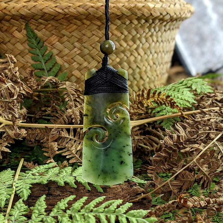 81stgeneration Unisex Geschnitzte Nephrit Jade Grünstein Maori Doppel Koru Toki Anhänger Halskette