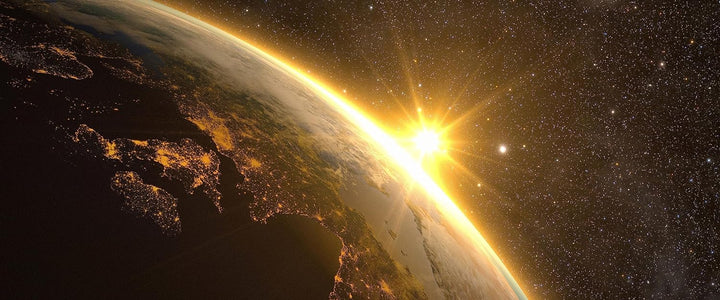 Glasbild Panorama | Wandbild aus Echtglas | Die Sonne und Erde im Weltall | 100x40 cm | inkl. Aufhän