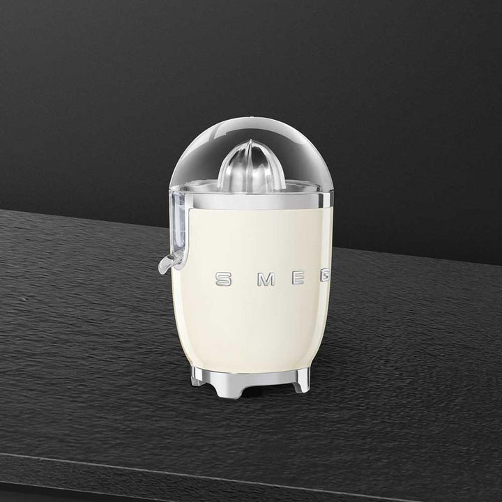SMEG, Elektrische Zitruspresse CJF11CREU, tropfsicherer Auslauf und Universalkegel, rutschfeste Stel