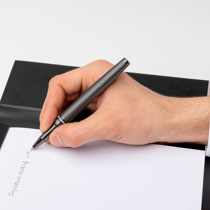 Hugo Boss Stream Tintenroller aus Messing in der Farbe Gun, Länge: 14,5cm, Tintenfarbe: Schwarz, HSW