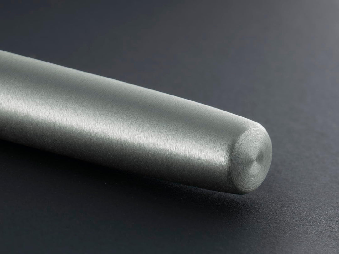 Lamy aion Füllhalter 077 Füller aus eloxiertem Aluminium in der Farbe Olive-Silber mit gestrahltem G