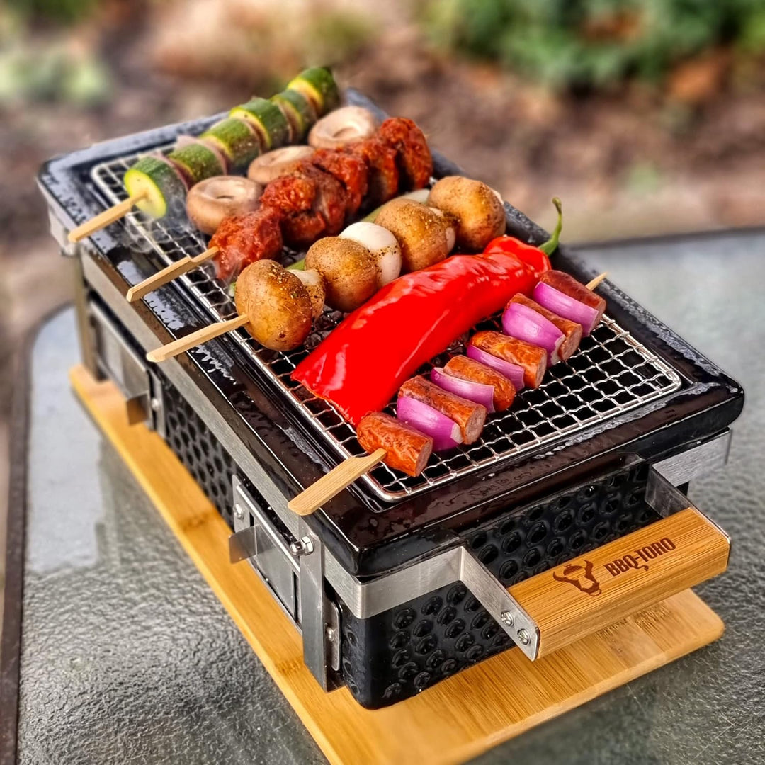 BBQ-Toro Keramik Tischgrill mit Holzunterlage | 50 x 23 x 17 cm | Hibachi Tischgrill ohne Strom | Sc