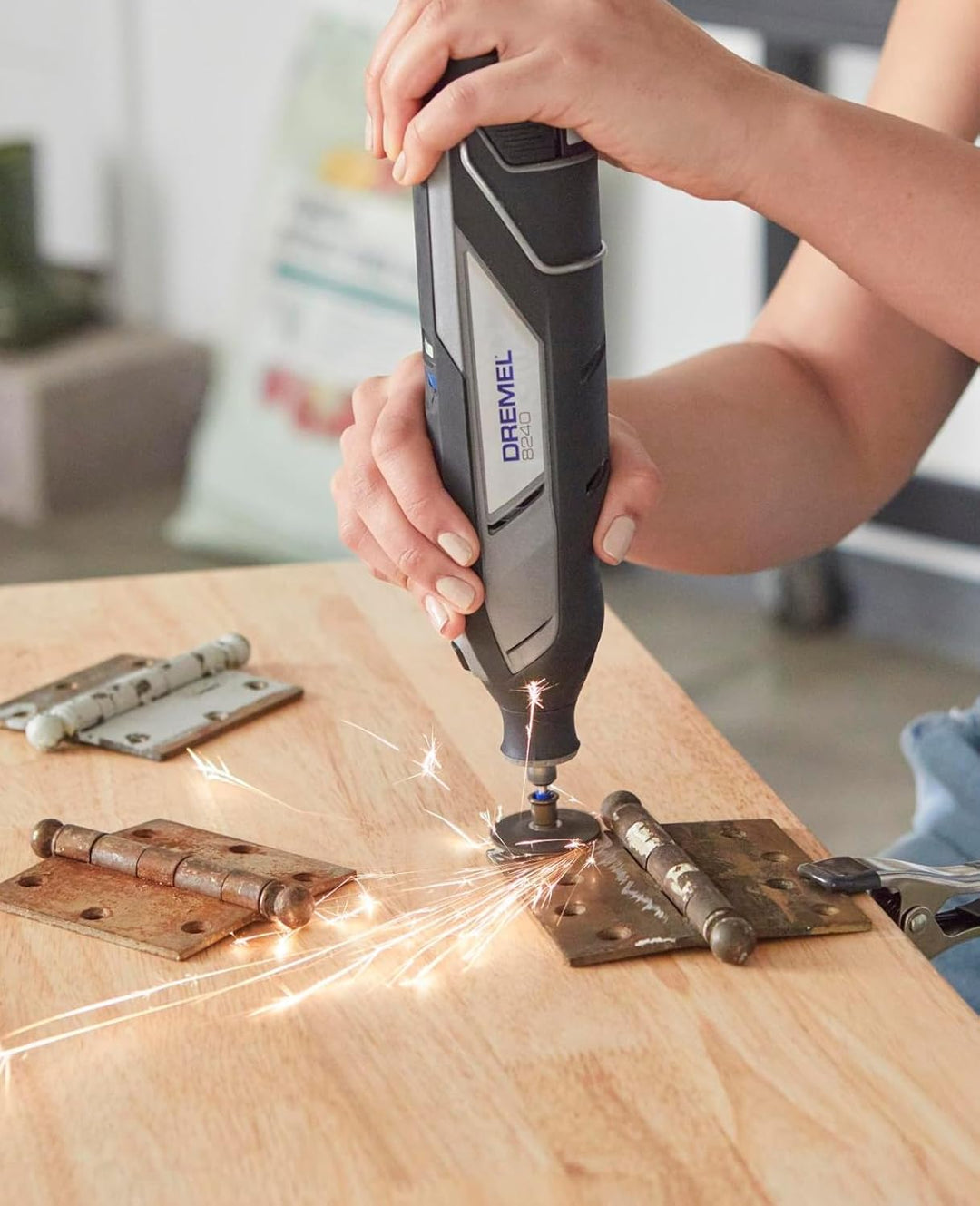 Dremel 8240 Akku-Rotationswerkzeug, 12V 3Ah Lithium-Ionen-Akku, Multifunktionswerkzeug Set mit 5 Auf