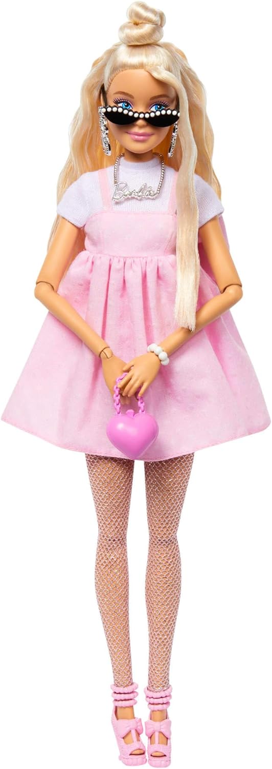 Barbie Deluxe Style-Puppe Nr. 3 mit Barbiecore-Outfit, blonden Haaren in hohem Dutt, pastellrosa Kle