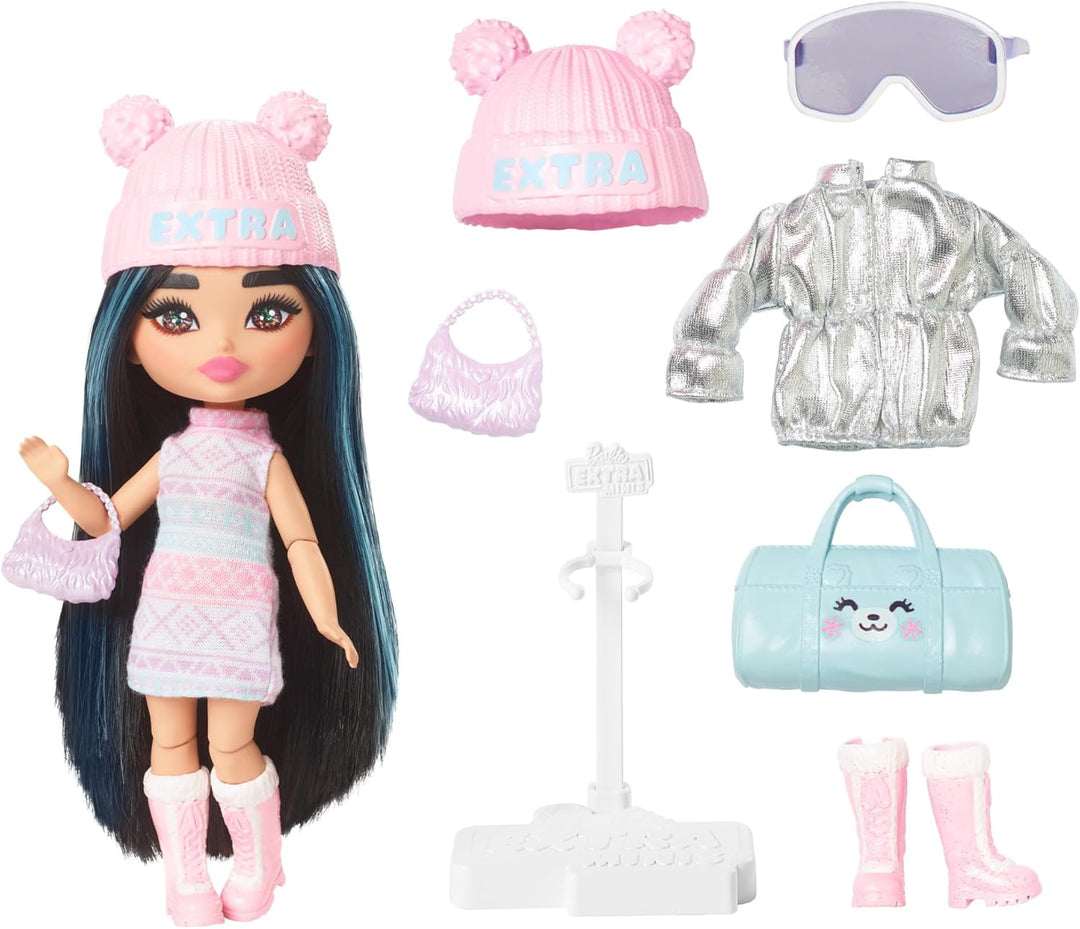 Barbie Extra Minis - Reisepuppe mit Accessoires für einen winterlichen Urlaub, inklusive Puppenständ